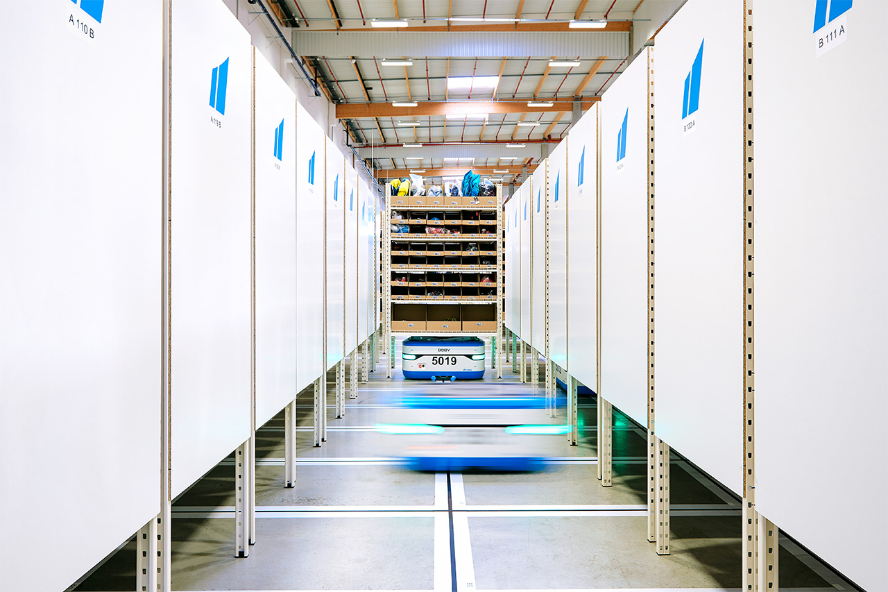 Scallog automated warehouse with Boby robots and mobile shelves