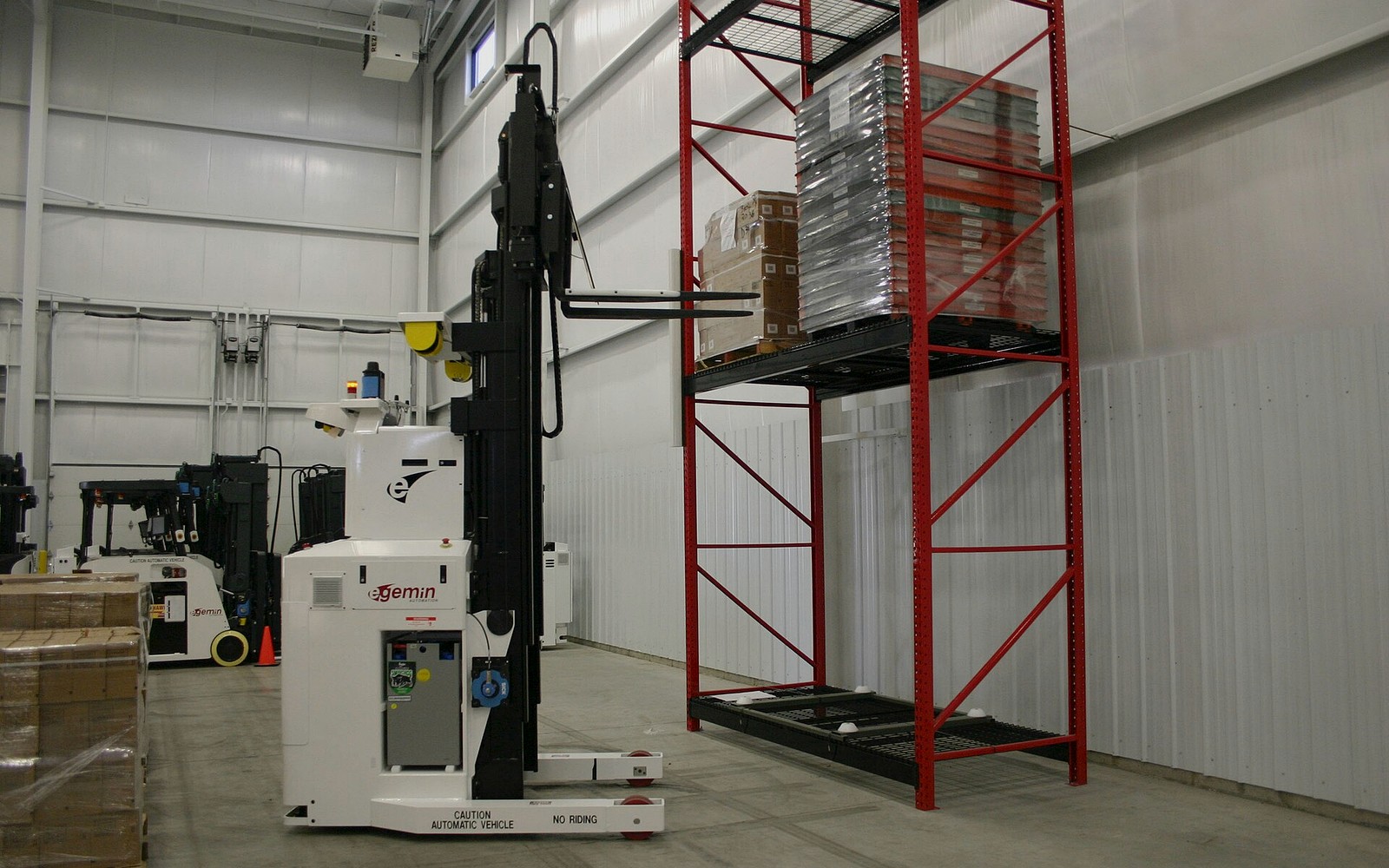 carrello automatico e robotica per movimentazione in fabbrica
